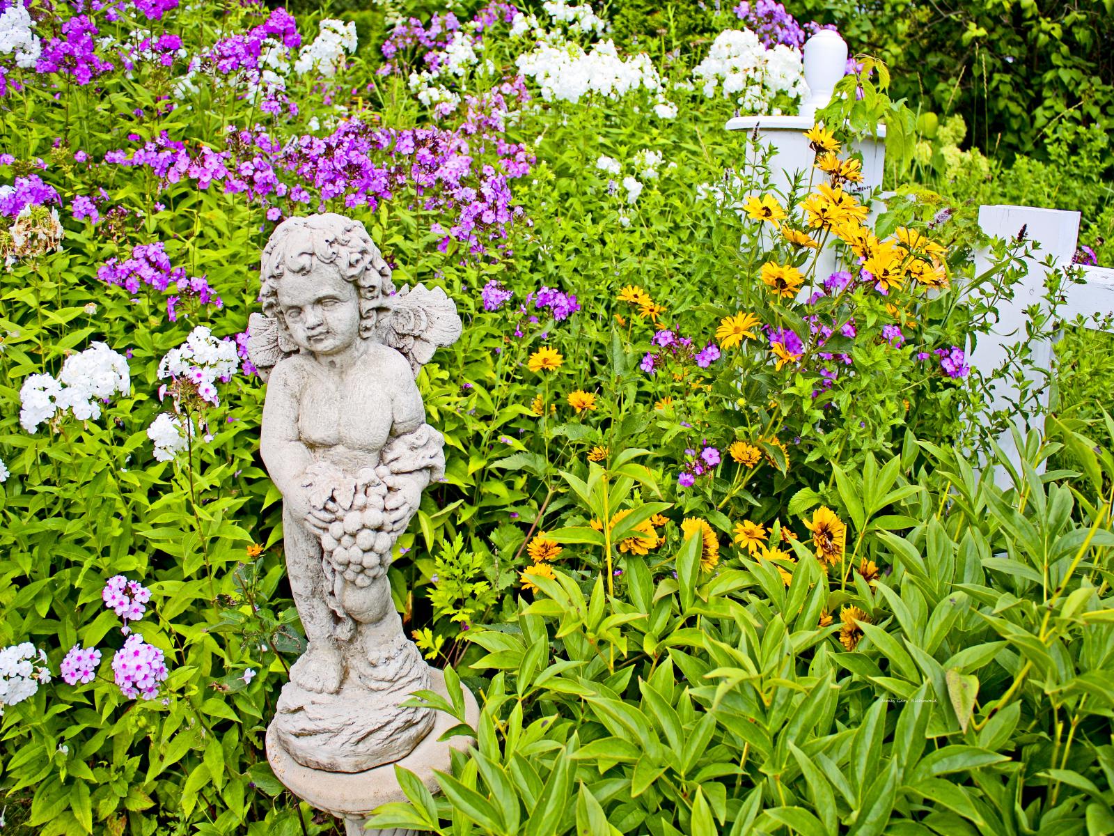 21781 gardens , floral, child statue,,.jpg