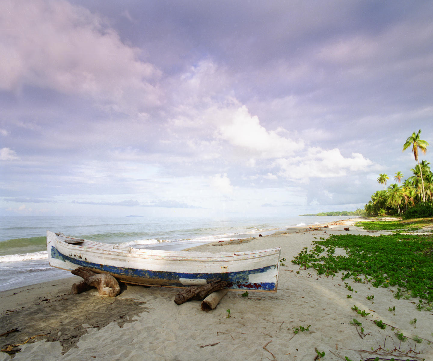 05069 seascape, honduras, caribbean, boat, beach .jpg