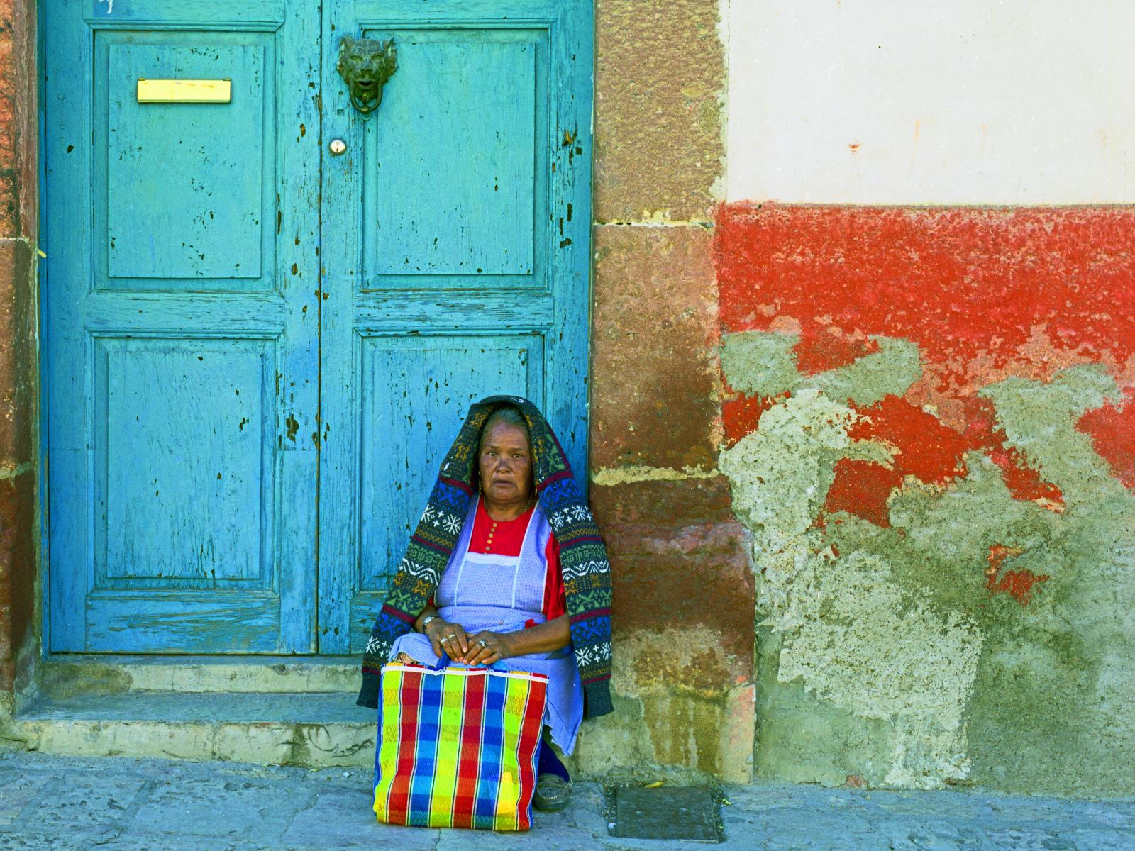 15032 architecture, lifestyles,  old woman, mexico .jpg