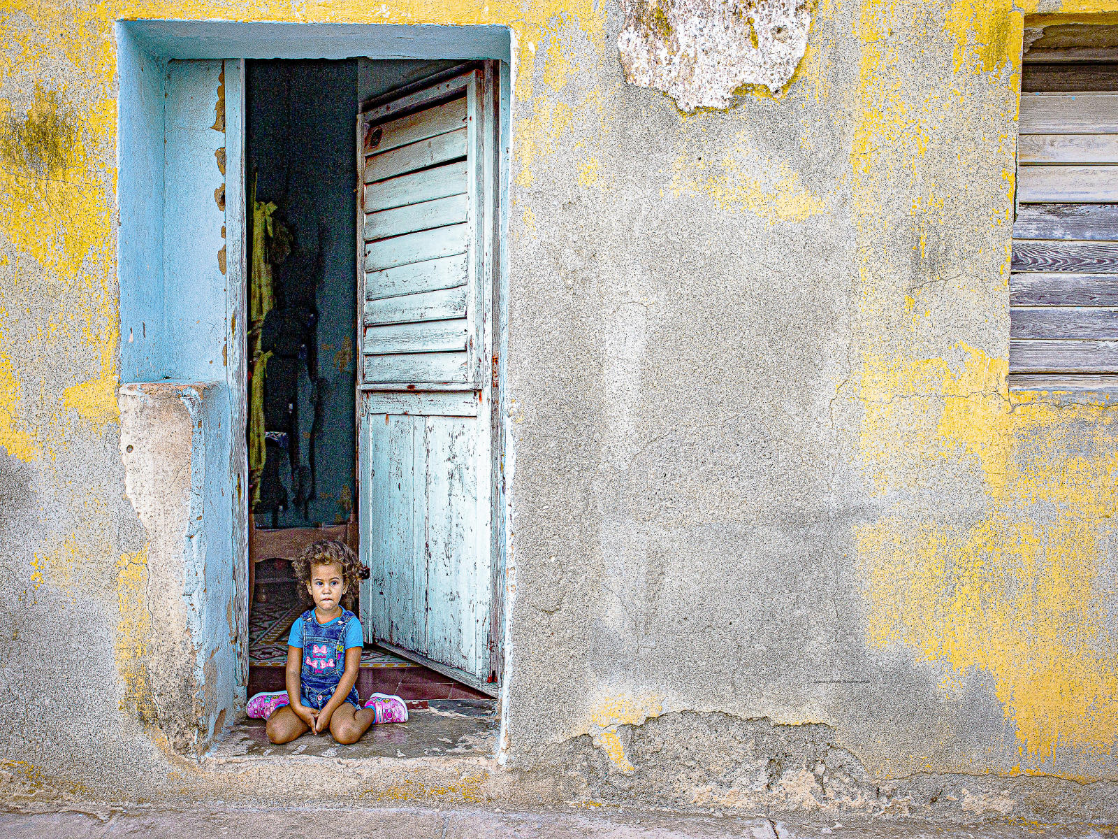 60356  architecture, lifestyle, child, door, decay, .jpg