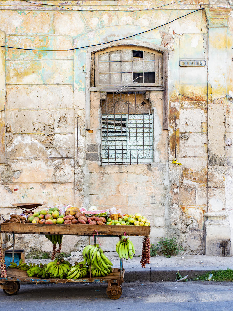 65178 architecture, lifestyles, cuba street scenes, fruit cart,.jpg